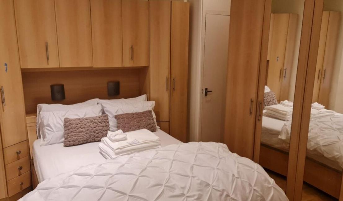 Cosy Bedroom Near Airport