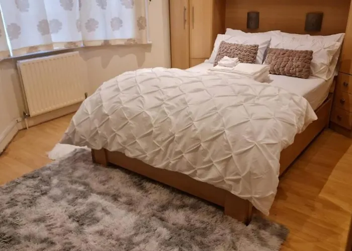 Cosy Bedroom Near London City Airport