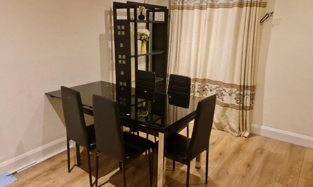 Cosy Bedroom Near Airport Alloggio in famiglia Londra
